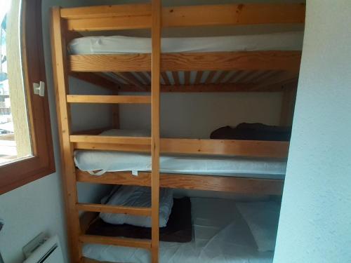 Cette chambre dispose de lits superposés. dans l'établissement Studio cabine cosy pour 4 pers à Valfréjus - FR-1-561-140, à Modane