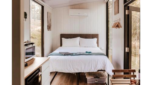 Postel nebo postele na pokoji v ubytování Firefly Tiny House by Tiny Away