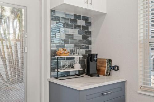 Η κουζίνα ή μικρή κουζίνα στο 2 Bed Cottage Walk to Beach, Bikes, Kayaks, Beach Gear, Fishing