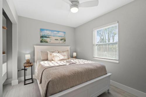 Ένα ή περισσότερα κρεβάτια σε δωμάτιο στο 2 Bed Cottage Walk to Beach, Bikes, Kayaks, Beach Gear, Fishing