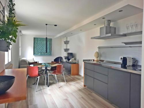 une cuisine et une salle à manger avec une table et des chaises dans l'établissement Smiley House By Case al Lago, à San Felice del Benaco