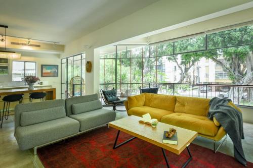 Χώρος καθιστικού στο Spacious & Green 3BR Apt w Balcony in City Center with Shelter by Sea N' Rent