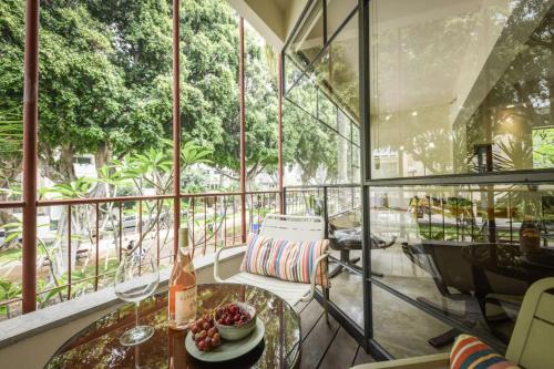 Μπαλκόνι ή βεράντα στο Spacious & Green 3BR Apt w Balcony in City Center with Shelter by Sea N' Rent