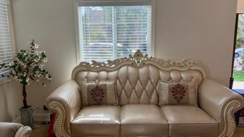 Ein Sitzbereich in der Unterkunft 20ppl Russell Monterey Park Cozy Home Quiet & Central Near Restaurants DTLA DISNY HOLLYWOOD