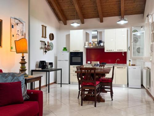Kuchyň nebo kuchyňský kout v ubytování Casa Costanzo - Paradiso frontemare ai Ripari di Giobbe