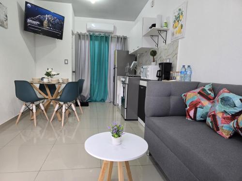 una sala de estar con un sofá y una mesa en Villas las Flores, San Miguel, en San Miguel