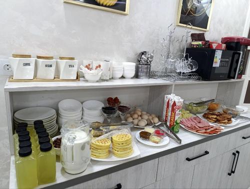 een buffet met borden eten op een plank bij The Art Hotel in Tasjkent