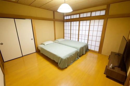 Una cama o camas en una habitación de 日高貸家
