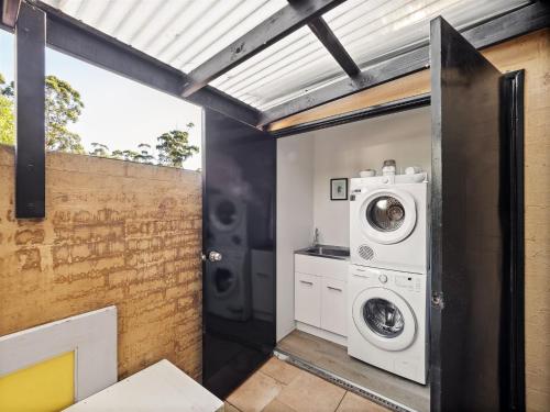 a laundry room with a washer and dryer at Cosy Corner Town Centre in Margaret River Town
