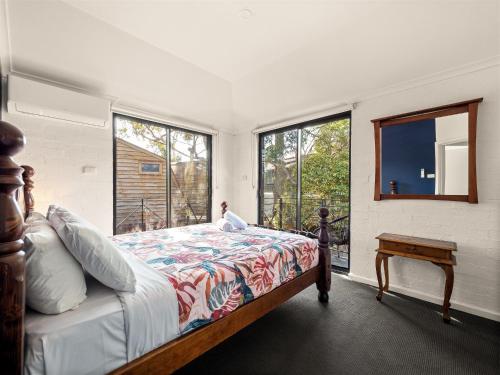 a bedroom with a bed and a window at Cosy Corner Town Centre in Margaret River Town