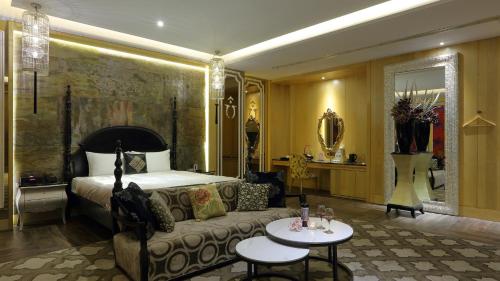 a hotel room with a bed and a couch at Mulan Motel in Taichung
