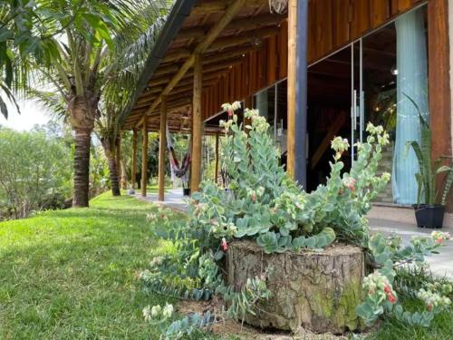 Taman di luar Chalé das Pedras - Refúgio de Paz em meio à Natureza