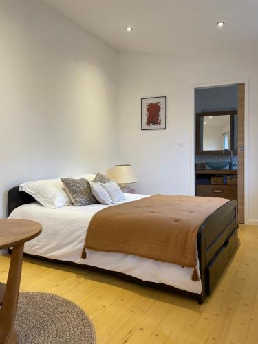 Ένα ή περισσότερα κρεβάτια σε δωμάτιο στο Chambre cosy dans le Centre de Blaye - clim & WiFi