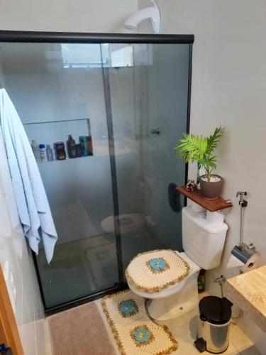 a bathroom with a shower and a toilet at Casa Ampla COP30 in Belém