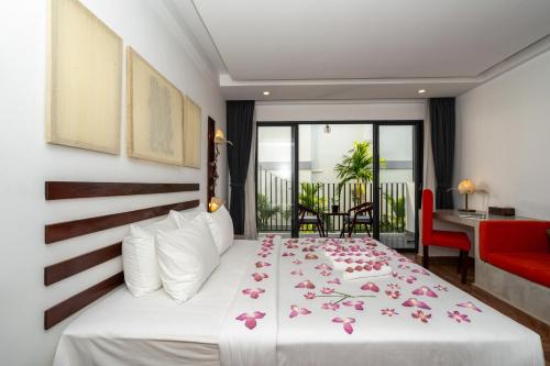 Postel nebo postele na pokoji v ubytování Angkor Breeze Hotel & Spa