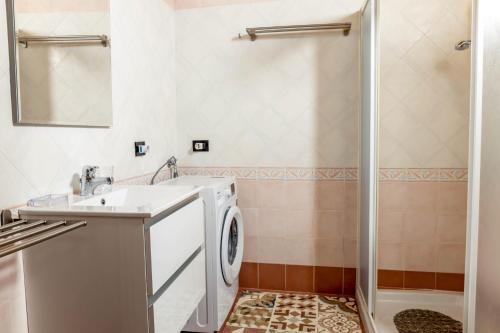 a bathroom with a washing machine and a sink at Ca' Linda By Case al Lago in Desenzano del Garda
