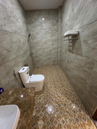 a bathroom with a toilet and a sink at Khách Sạn Sơn Hiển in Cam Lâm