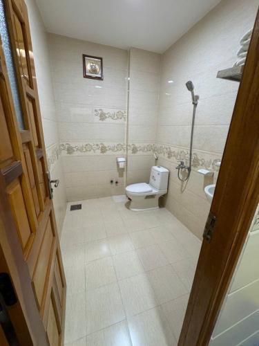 a bathroom with a toilet and a shower at Khách Sạn Sơn Hiển in Cam Lâm