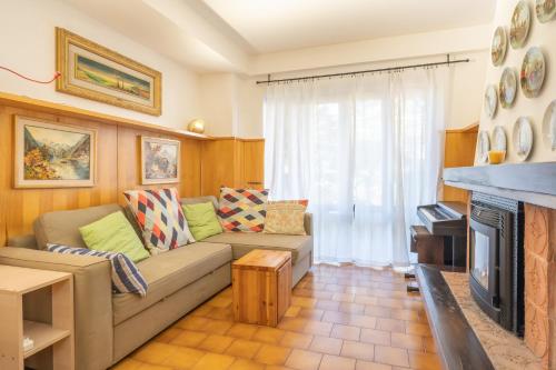 a living room with a couch and a tv at Il Giardino di Via Parrocchiale in Barzio