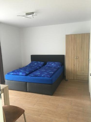 Un dormitorio con una cama y un armario de madera. en Grefenstein, en Ettenheim