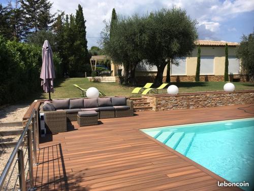 - 30 pour cent semaine du 19 juillet Villa 12 p entre Nice et Cannes piscine clim