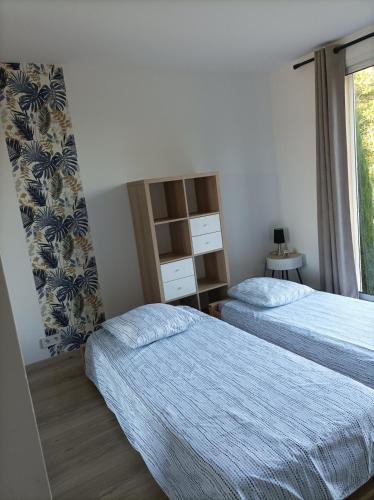 une chambre avec deux lits et une fenêtre dans l'établissement - 30 pour cent semaine du 19 juillet Villa 12 p entre Nice et Cannes piscine clim, à Roquefort-les-Pins