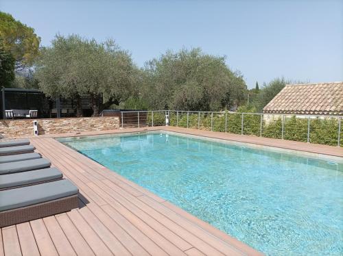 - une piscine sur une terrasse en bois dans l'établissement - 30 pour cent semaine du 19 juillet Villa 12 p entre Nice et Cannes piscine clim, à Roquefort-les-Pins