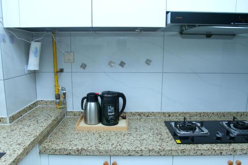 a kitchen counter with a coffee mug on a cutting board at Ivy Residence in Jiaozhou