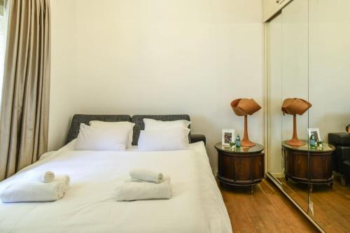 Postel nebo postele na pokoji v ubytování Bright 1BR Apt w Parquet Floor in the City by Sea N' Rent
