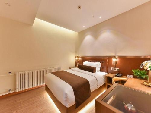 a hotel room with a bed and a bath tub at James Joyce Coffetel Shijiazhuang the Mixc Jinyuan Tower Airport Bus in Shijiazhuang