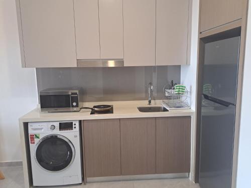 Dapur atau dapur kecil di Agile Orchid service residence TRX by KL