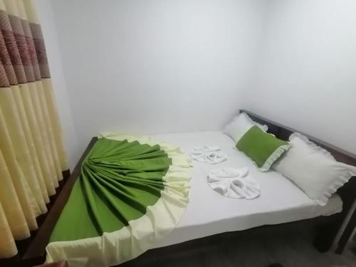 Postel nebo postele na pokoji v ubytování Lake Edge Hotel