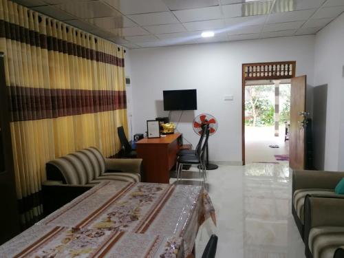 ポロンナルワにあるLake Edge Hotelの待合室(テーブル、椅子、テレビ付)