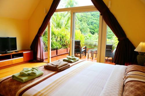 Un dormitorio con una cama grande y una ventana grande en Blue Chill private Pool Villa - Koh Chang, en Ko Chang