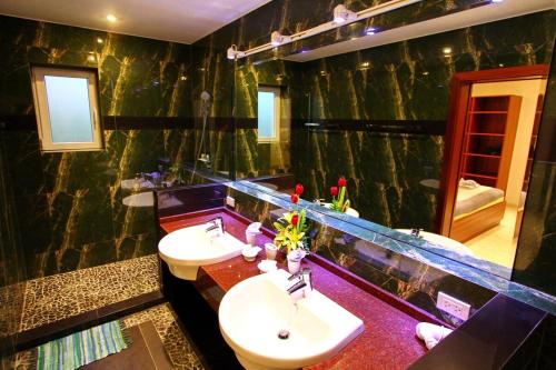 Un baño con dos lavabos y un espejo grande. en Blue Chill private Pool Villa - Koh Chang, en Ko Chang