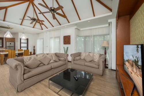 Телевизор и/или развлекательный центр в VILLA BOND| 3 Bedrooms | Private Pool | 3 min to Naiharn Beach