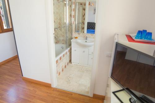 ein Bad mit einer Dusche und einem Waschbecken in der Unterkunft Affittacamere Casa Brajan in Follonica