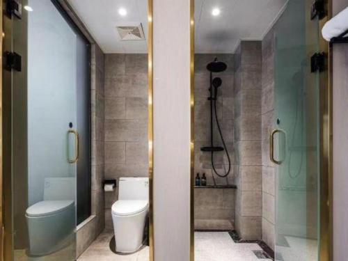 a bathroom with a toilet and a shower at GEM Hotel Changzhou Xuejia'aoyuan North High-Speed Railway Station in Changzhou