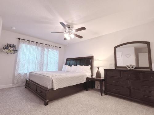 A bed or beds in a room at Wave of Gold , brand new beautiful townhome 3bed room 3 bathroom