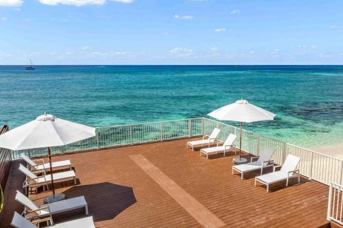 Imagen de la galería de The Sands 3 - Take Ten Off This Spacious Oceanfront Condo with Panoramic Views, en West Bay