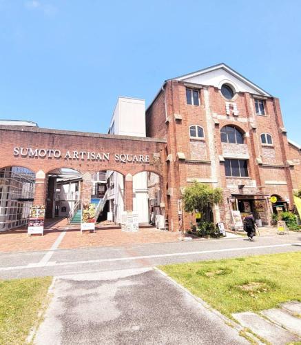 El edificio en el que está la casa vacacional