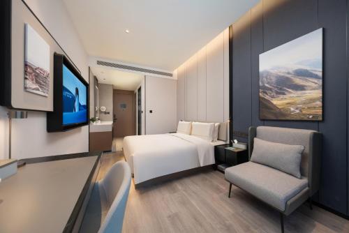 Rúm í herbergi á Atour Hotel Beijing Zhongguancun Software Park West Shangdi Road