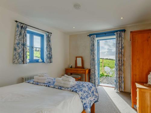 Ένα ή περισσότερα κρεβάτια σε δωμάτιο στο 4 Bed in Helston 90391