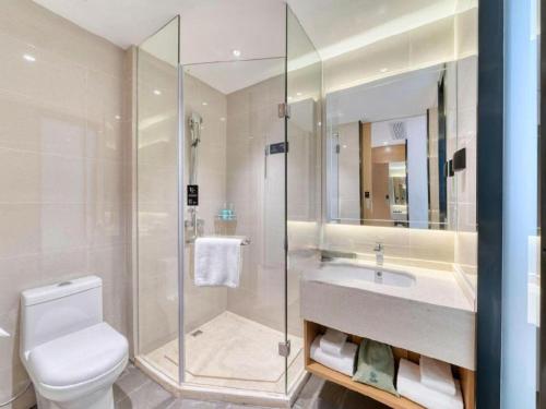 une salle de bains avec douche, toilettes et lavabo dans l'établissement City Comfort Inn Yancheng Xihuan Road Wanda Plaza, à Yancheng