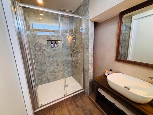 a bathroom with a shower and a sink at Casa Cara in Birgu