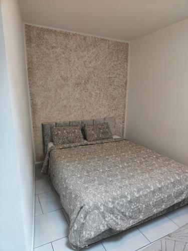 a bedroom with a bed with a padded headboard at Bel appartement confortable Mons in Mons