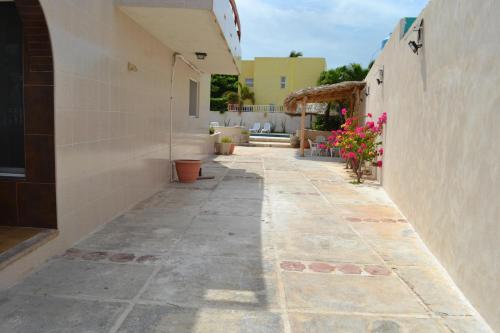an alley in a house with flowers on the side at Oasis del Mar- Departamento Palma in Progreso