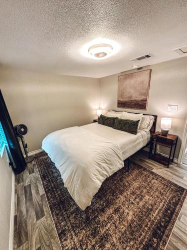 een slaapkamer met een groot bed en een flatscreen-tv bij Golden Hour Getaway in Springtown