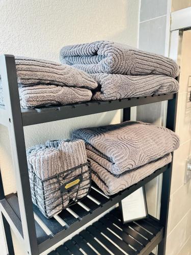 een plank met handdoeken en manden erop bij Golden Hour Getaway in Springtown