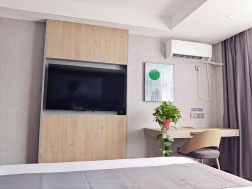 TV a/nebo společenská místnost v ubytování Thank Hotel Shandong Linyii Pingyi County Commerce and Trade City